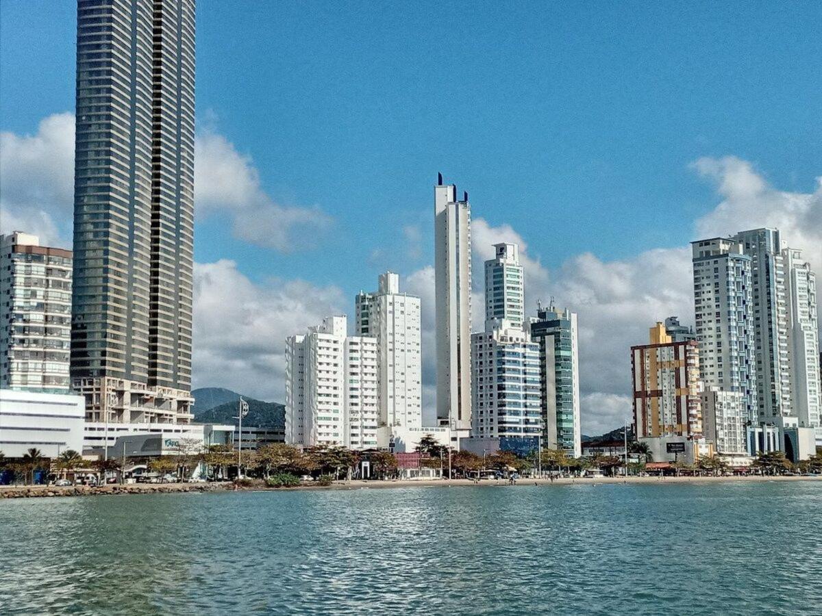 3 Suites Linda Vista Da Orla De Bc A 50M Da Praia - Somente Familiares Balneário Camboriú Exteriör bild